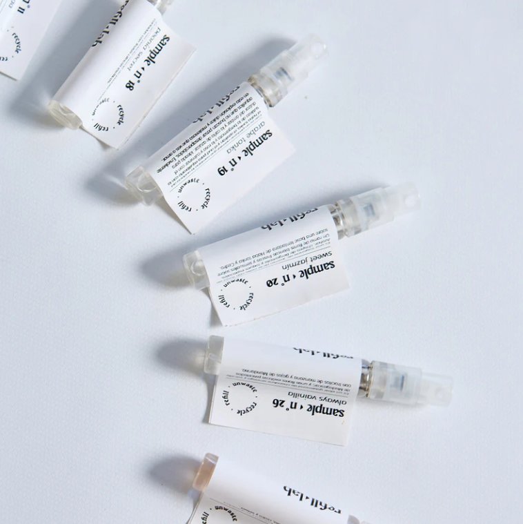 Plumines de muestra Refill Lab de 5 ml con etiquetas numeradas, sobre una superficie blanca