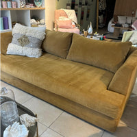 Sillón Elton de 2 metros en pana antimanchas color gamuza, en stock con entrega inmediata en Tienda de Banquitos