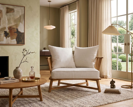 Sillón individual Gervasoni tapizado en lino crudo, con listones de madera clara en los laterales y patas cruzadas – Tienda de Banquitos