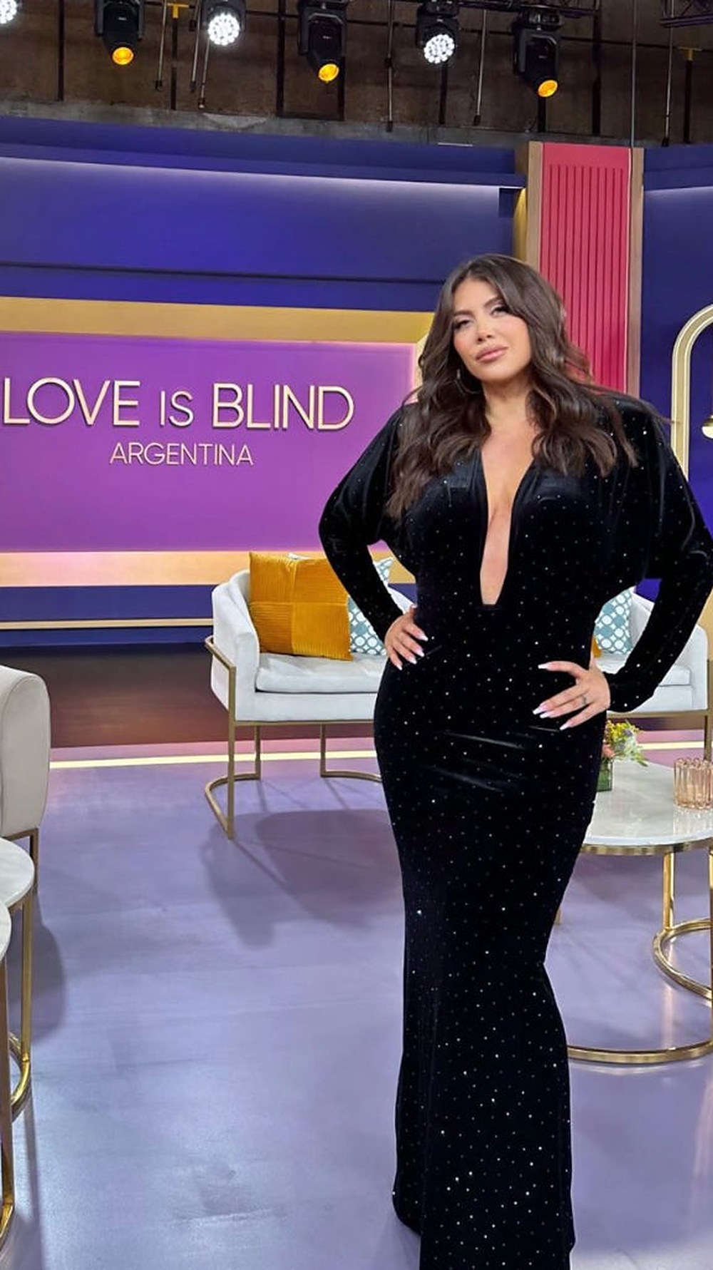 Wanda Nara en el set de Love Is Blind Argentina (Netflix), con Sillones Love Is Blind blancos de patas doradas detrás
