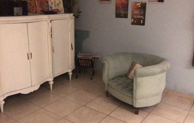 Sillón vintage verde menta con armario provenzal blanco – Tienda de Banquitos Argentina