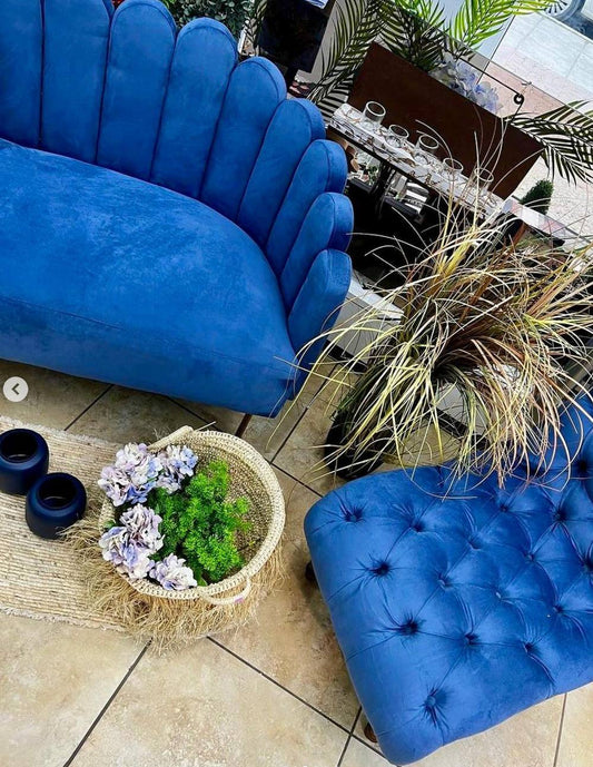 Sofá Angie azul junto al Sillón Matero Oriana azul con capitoné en el local de Casa Grande, Río Grande