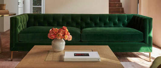 Sofá Dior 2 o 3 cuerpos tapizado en velvet verde con capitoné clásico y patas de metal doradas, ambientado en living - Tienda de Banquitos