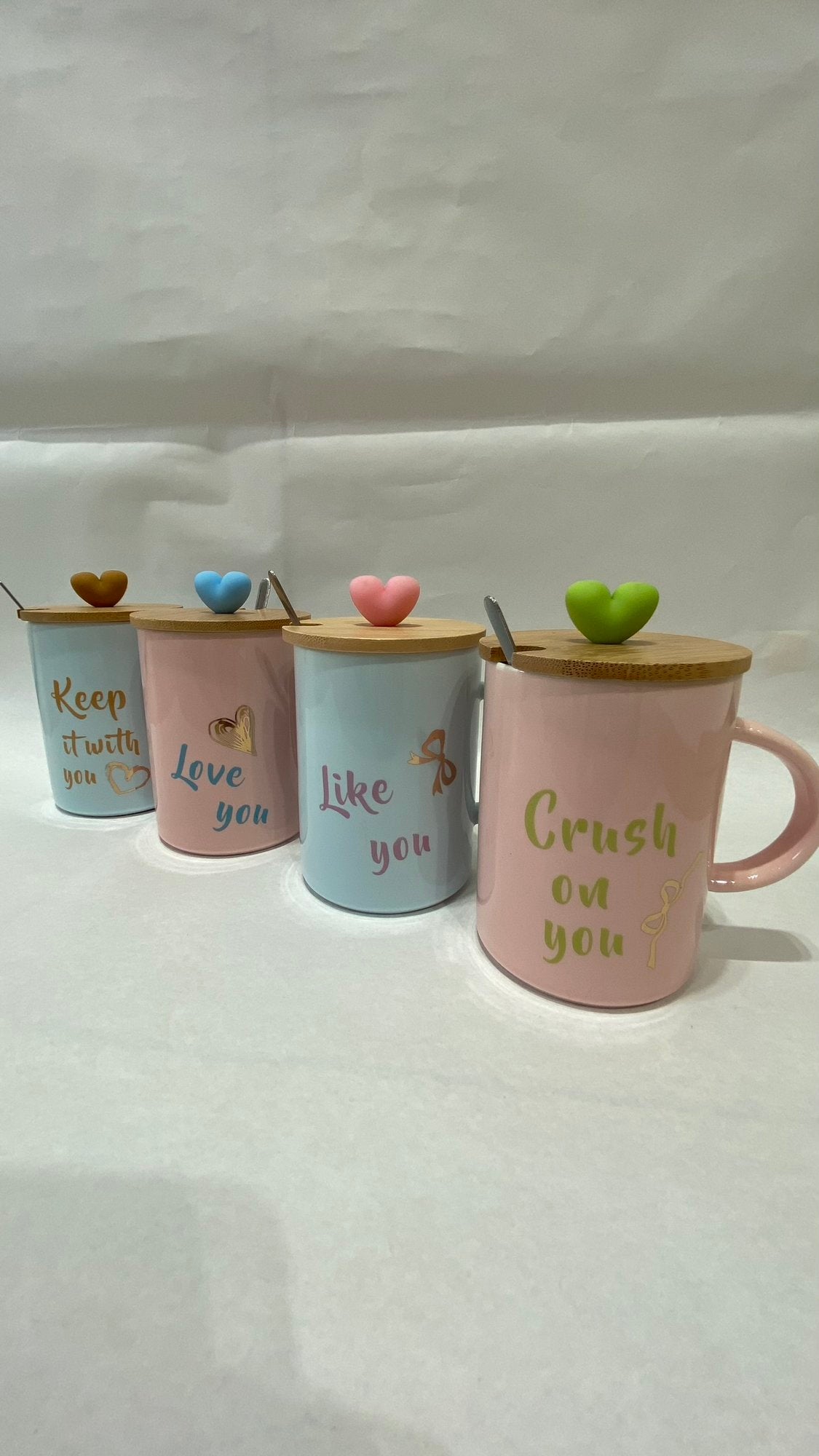 Taza romántica con tapa bambú y cuchara - detalle de frases dulces