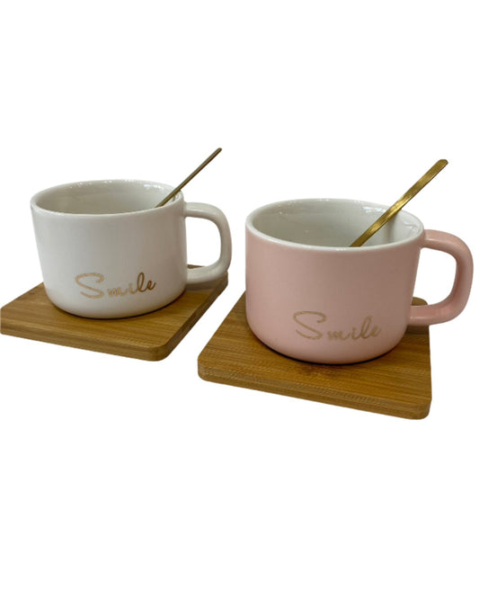 Taza Smile de cerámica con cuchara y base de madera – diseño alegre