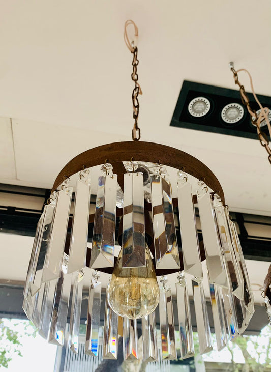 Araña Versalles de cristal con estructura redonda y colgantes rectangulares.