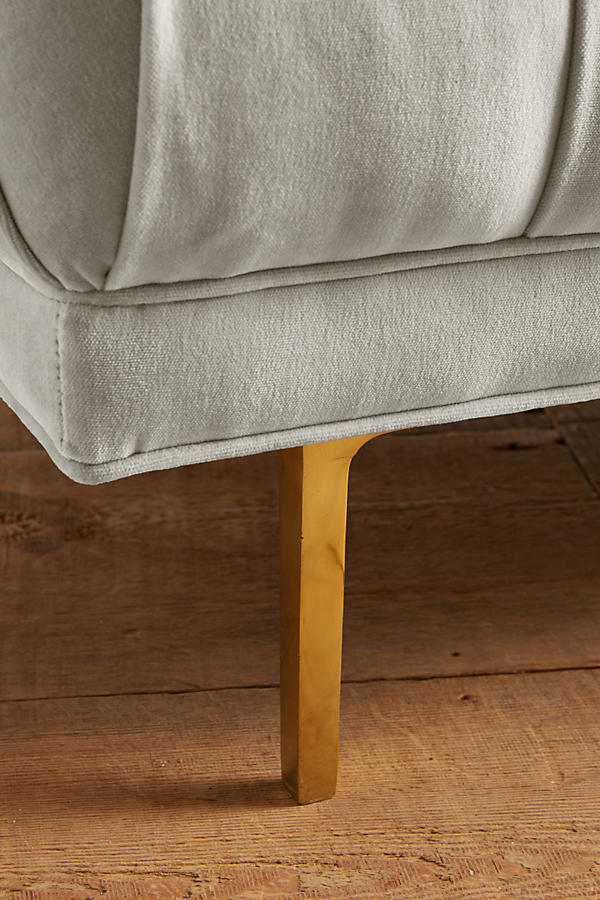 Banqueta larga estilo capitoné. Sofisticada y elegante, ideal para dormitorios, pasillos o espacios de lectura.