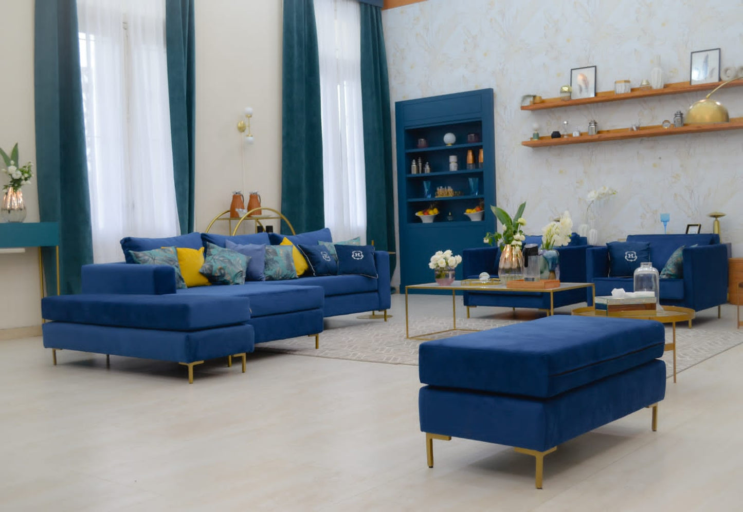 Banqueta de diseño moderno tapizada en azul con patas metálicas doradas. Ideal para pie de cama, recibidores o livings.