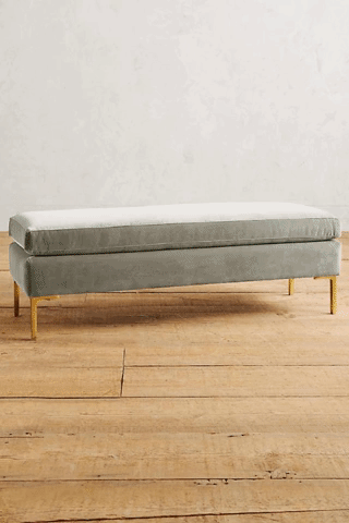 Banqueta de diseño moderno con patas metálicas doradas. Ideal para pie de cama, recibidores o livings.