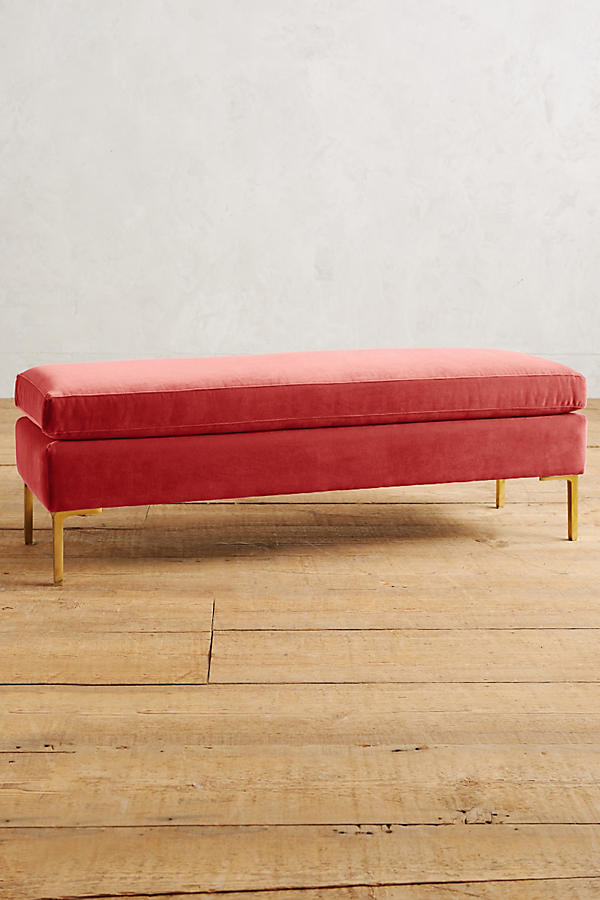 Banqueta de diseño moderno tapizada en rojo con patas metálicas doradas. Ideal para pie de cama, recibidores o livings.