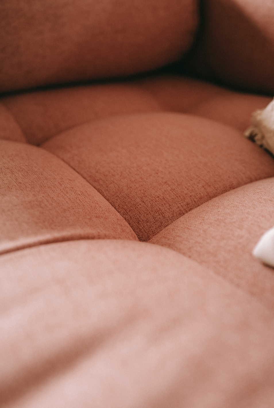 Sillón esquinero tapizado con apoyabrazos rectos y estructura limpia. Diseño simple y versátil para cualquier ambiente.