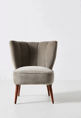 Butaca tapizada con respaldo en forma de pétalos y patas de madera. Ideal como sillón decorativo o infantil para espacios modernos.