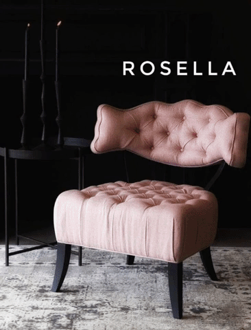 Butaca estilo capitoné en rosa claro con respaldo bajo y patas curvadas. Elegancia vintage para espacios infantiles o femeninos.