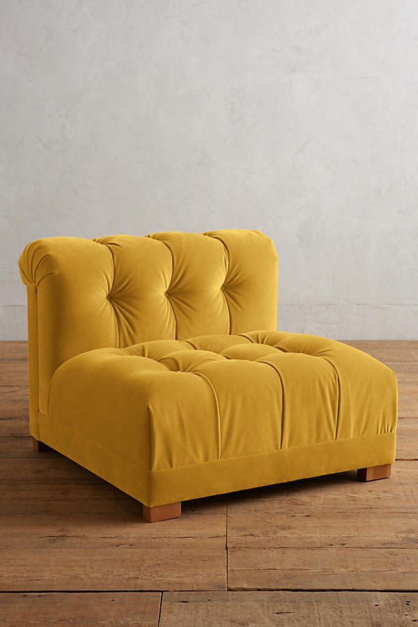 Butaca estilo matero tapizada en amarillo con capitoné en asiento y respaldo. Diseño bajo, mullido y confortable, ideal para niños o espacios de relax.