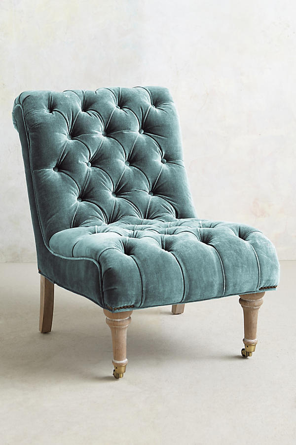 Sillón clásico capitoné en verde con patas torneadas. Ideal para ambientaciones infantiles elegantes o estilo shabby chic.
