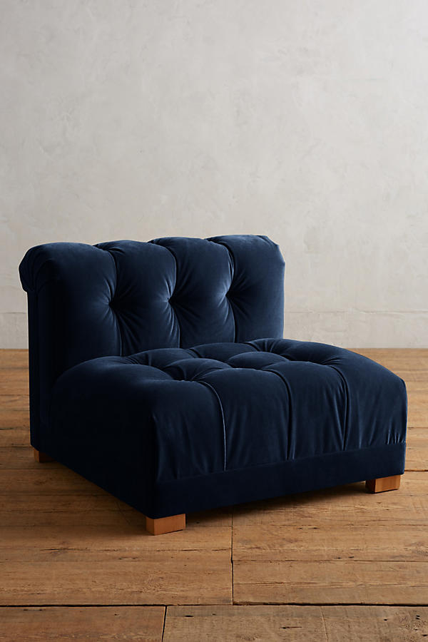Butaca estilo matero tapizada en azul con capitoné en asiento y respaldo. Diseño bajo, mullido y confortable, ideal para niños o espacios de relax.