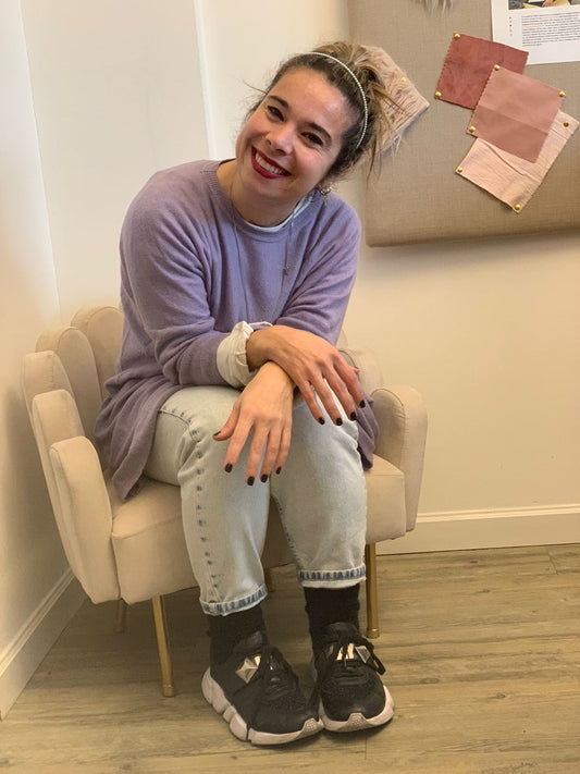 Butaca infantil blanco, con respaldo en forma de pétalos y patas metálicas doradas. Ideal para niños, con diseño delicado, cómodo y seguro para espacios de lectura, juegos o decoración infantil.