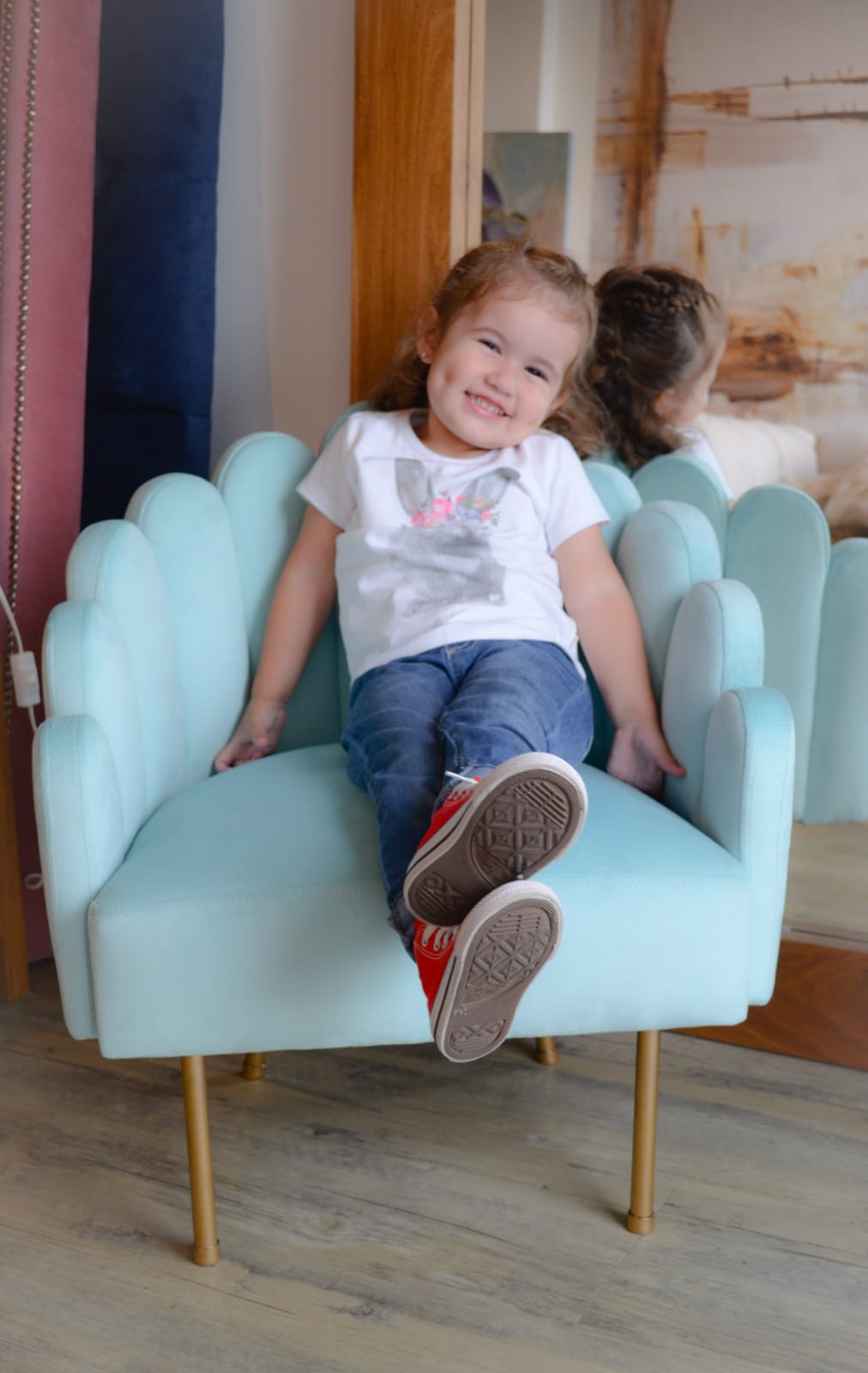 Butaca infantil celeste, con respaldo en forma de pétalos y patas metálicas doradas. Ideal para niños, con diseño delicado, cómodo y seguro para espacios de lectura, juegos o decoración infantil.