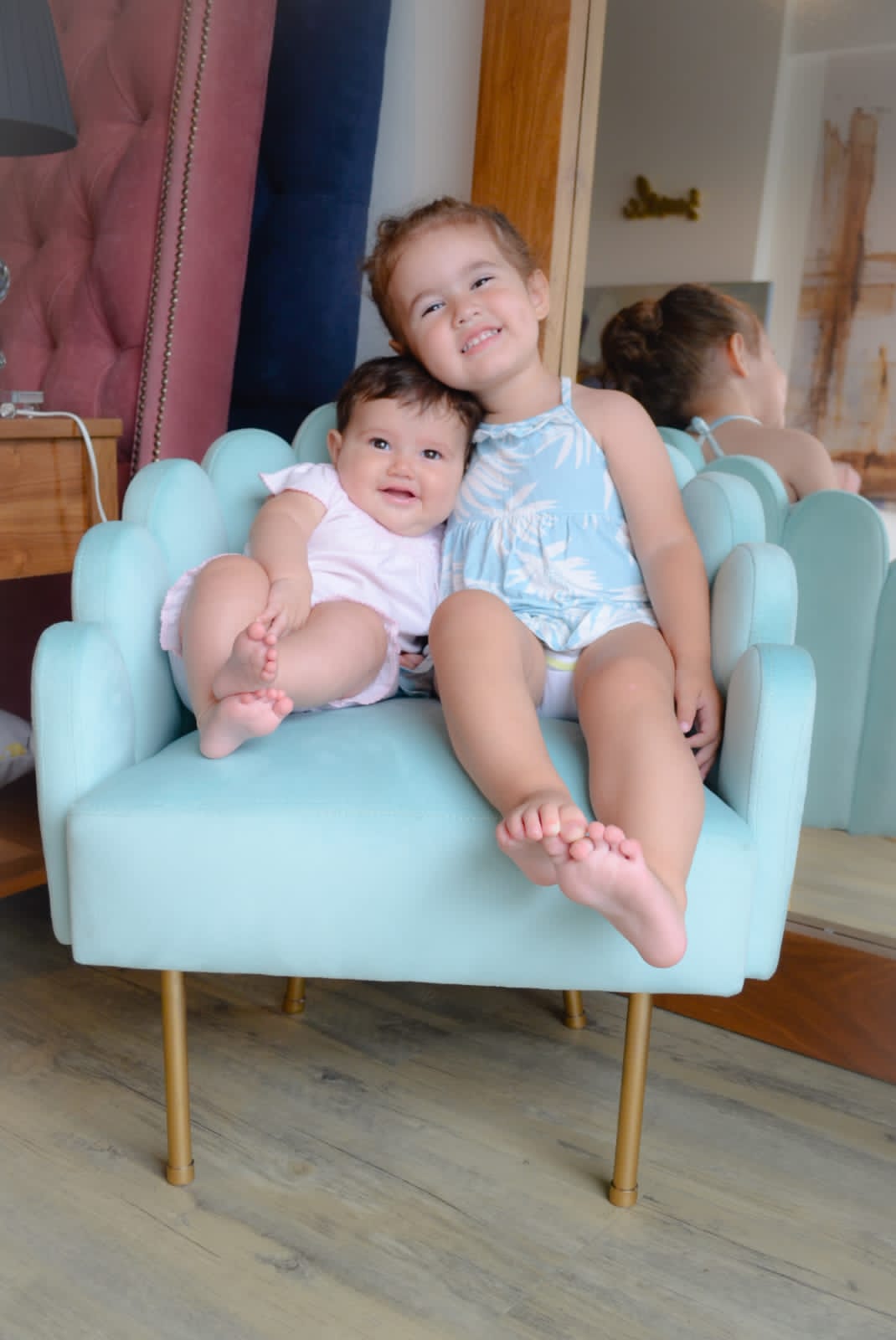 Butaca infantil celeste, con respaldo en forma de pétalos y patas metálicas doradas. Ideal para niños, con diseño delicado, cómodo y seguro para espacios de lectura, juegos o decoración infantil.