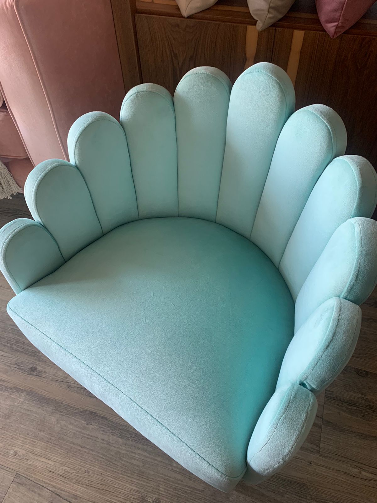 Butaca infantil celeste, con respaldo en forma de pétalos y patas metálicas doradas. Ideal para niños, con diseño delicado, cómodo y seguro para espacios de lectura, juegos o decoración infantil.