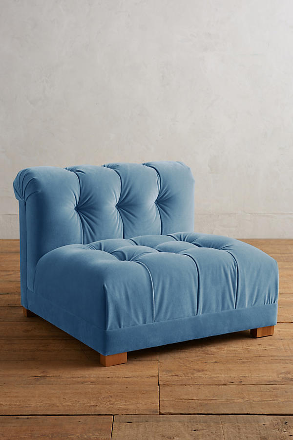 Butaca estilo matero tapizada en celeste con capitoné en asiento y respaldo. Diseño bajo, mullido y confortable, ideal para niños o espacios de relax.