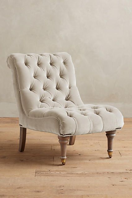 Sillón clásico capitoné en crema con patas torneadas. Ideal para ambientaciones infantiles elegantes o estilo shabby chic.