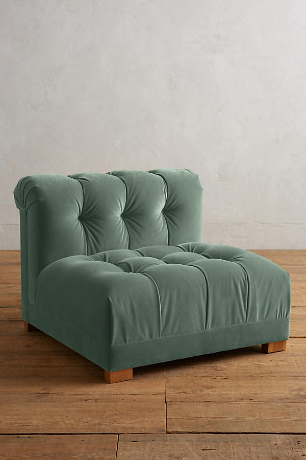 Butaca estilo matero tapizada en verde con capitoné en asiento y respaldo. Diseño bajo, mullido y confortable, ideal para niños o espacios de relax.