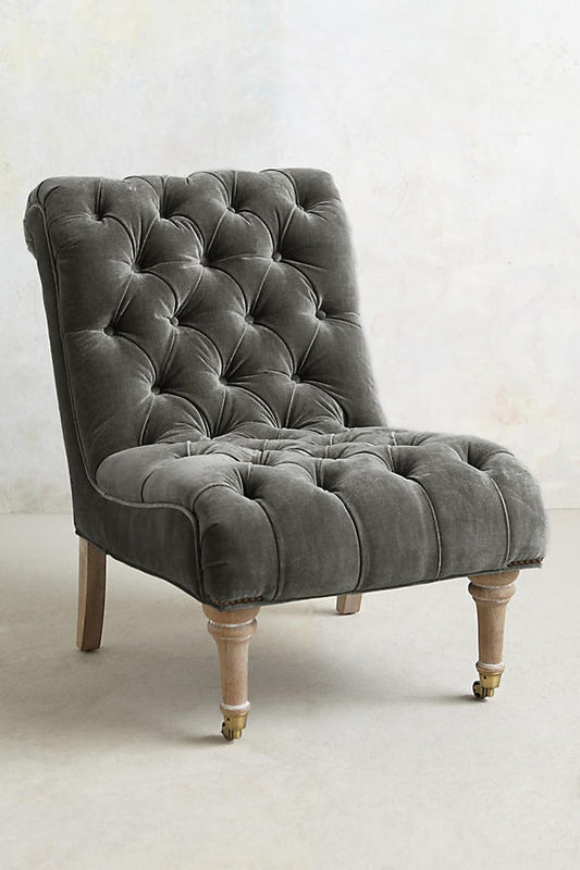 Sillón clásico capitoné en gris con patas torneadas. Ideal para ambientaciones infantiles elegantes o estilo shabby chic.