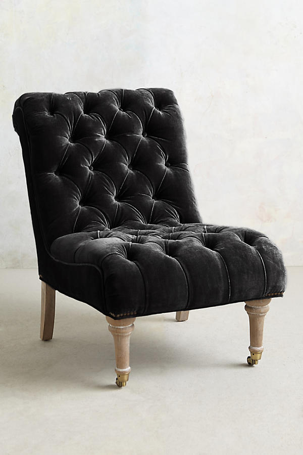 Sillón clásico capitoné en negro con patas torneadas. Ideal para ambientaciones infantiles elegantes o estilo shabby chic.