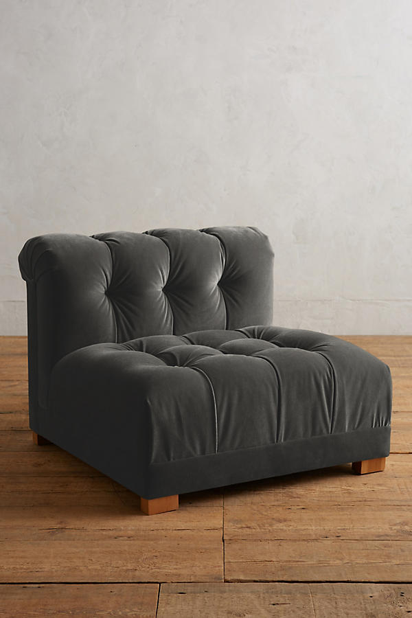 Butaca estilo matero tapizada en negro con capitoné en asiento y respaldo. Diseño bajo, mullido y confortable, ideal para niños o espacios de relax.
