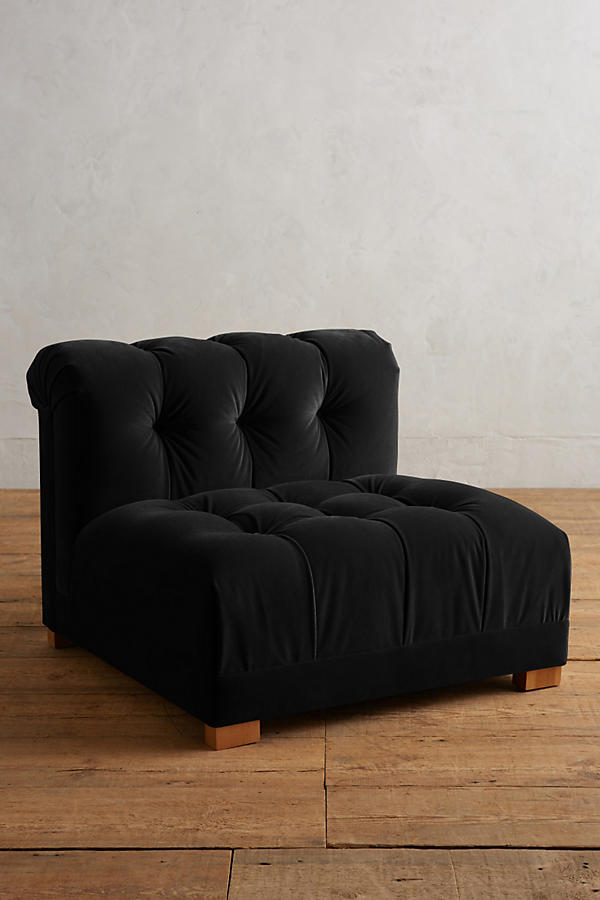 Butaca estilo matero tapizada en negro con capitoné en asiento y respaldo. Diseño bajo, mullido y confortable, ideal para niños o espacios de relax.