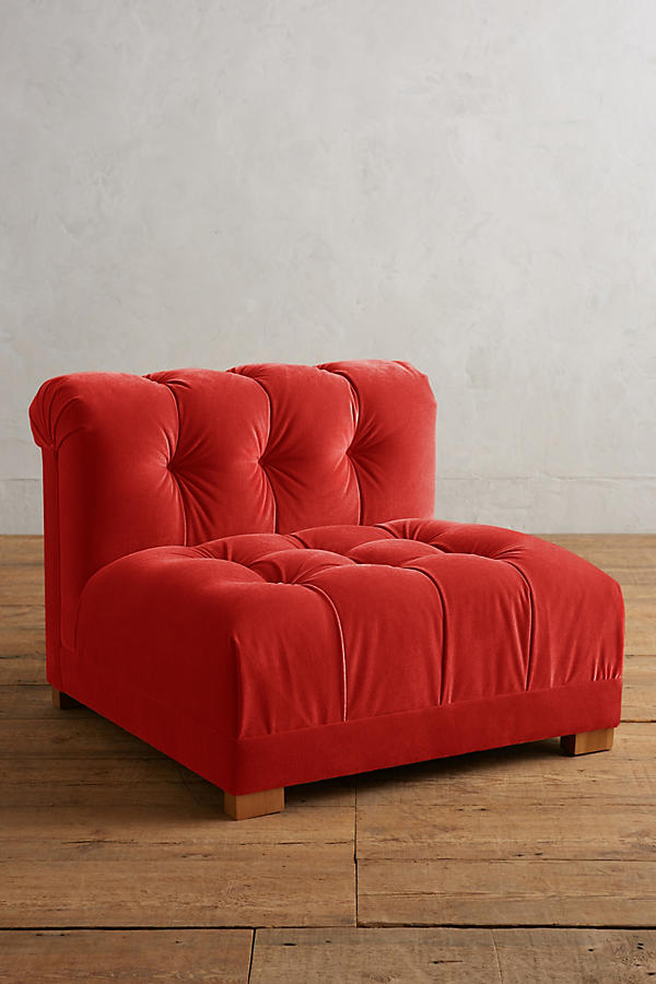Butaca estilo matero tapizada en rojo con capitoné en asiento y respaldo. Diseño bajo, mullido y confortable, ideal para niños o espacios de relax.