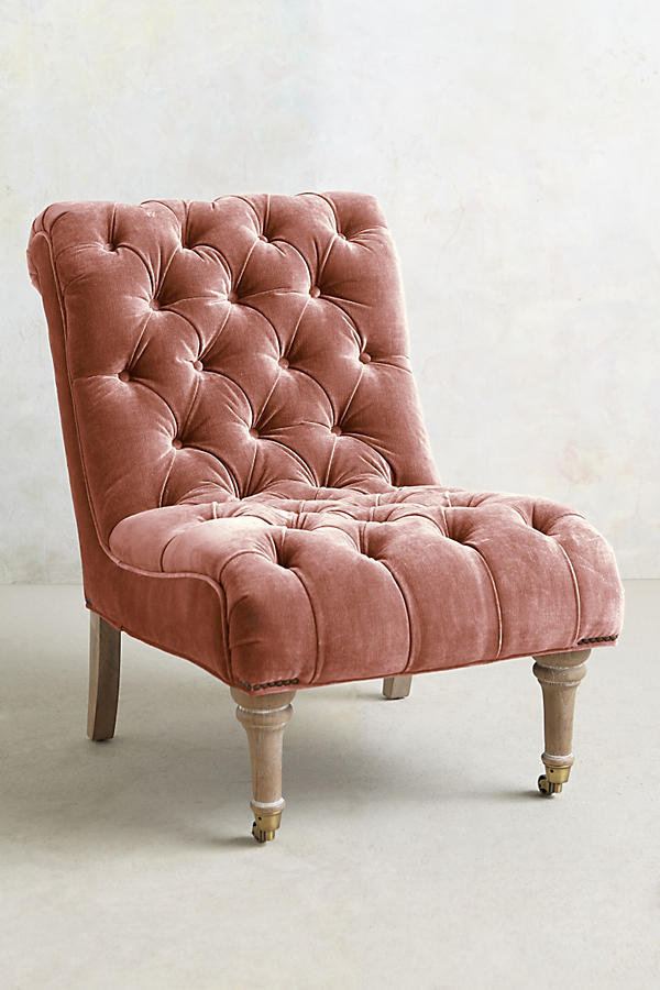 Sillón clásico capitoné en rosa con patas torneadas. Ideal para ambientaciones infantiles elegantes o estilo shabby chic.