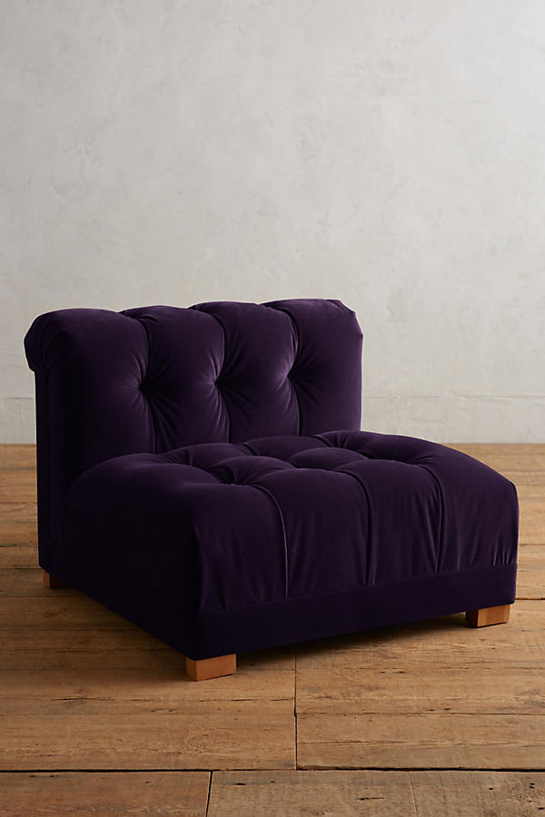 Butaca estilo matero tapizada en violeta con capitoné en asiento y respaldo. Diseño bajo, mullido y confortable, ideal para niños o espacios de relax.