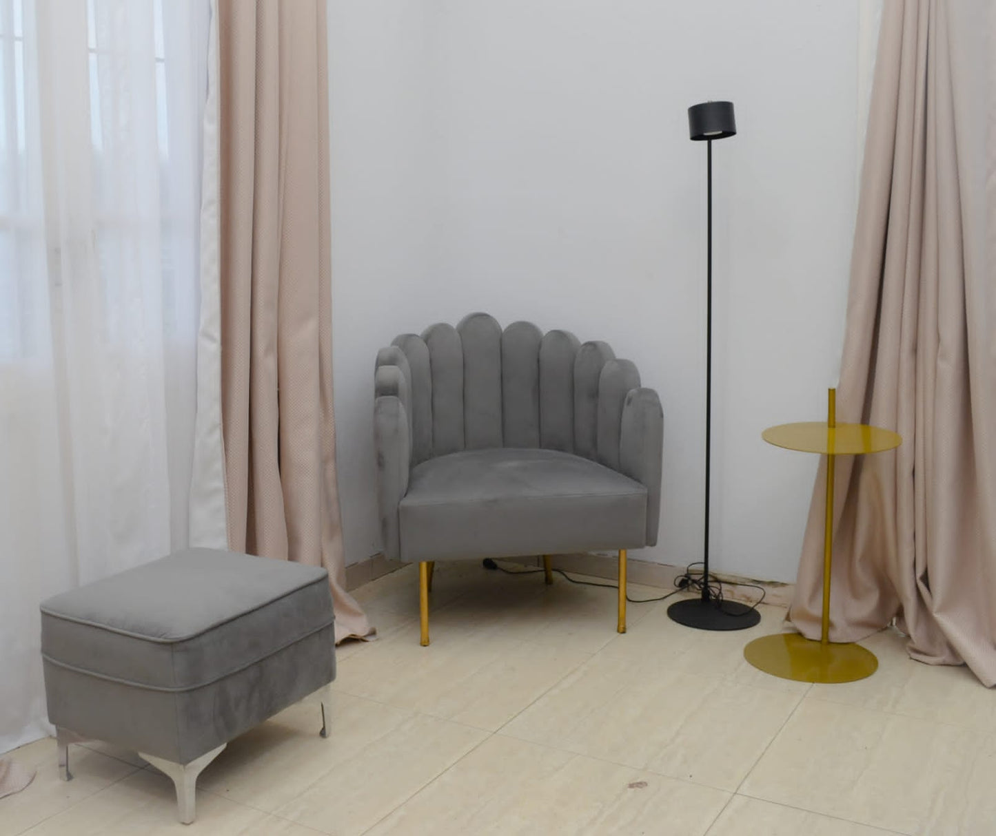 Sillón de un cuerpo modelo Angie en color gris, diseño moderno sin apoyabrazos, fabricado a medida por Tienda de Banquitos