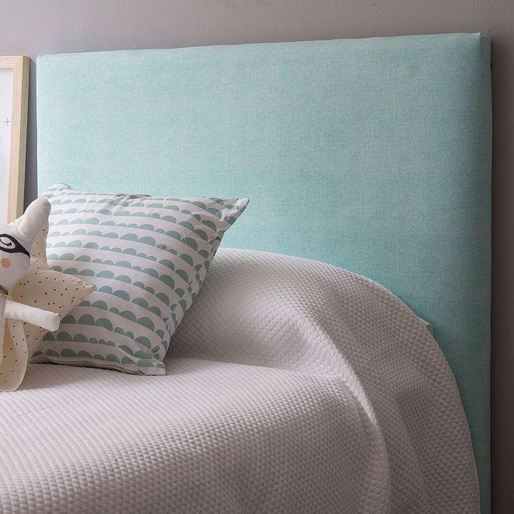Respaldo tapizado de cama Simply, diseño limpio y moderno.