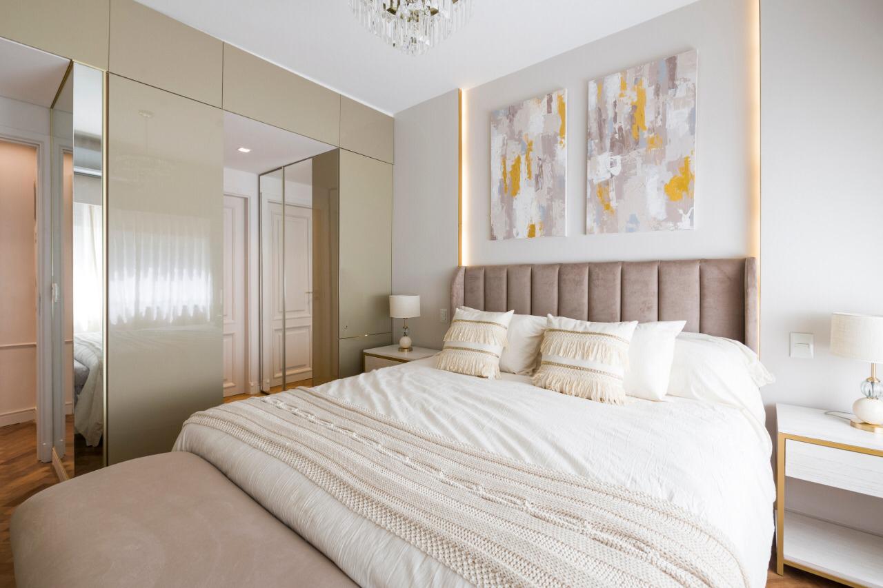 Respaldo de cama alto tapizado en tela beige, de diseño elegante y acolchado, que aporta calidez y sofisticación al dormitorio