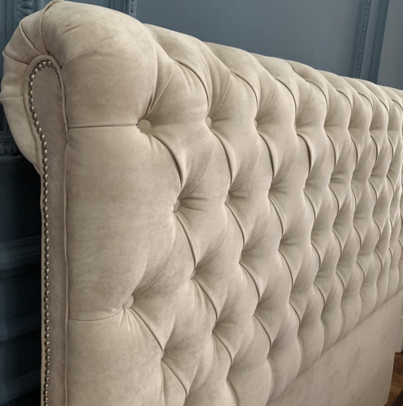 Respaldo Chesterfield capitoné profundo, estilo clásico y sofisticado.