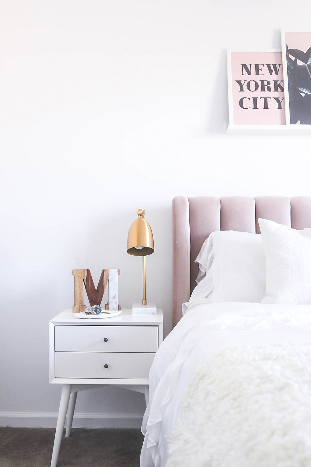 Respaldo con orejas Alpes con paneles verticales. Diseño moderno y elegante. Ideal para cuartos sofisticados.