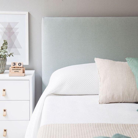 Respaldo de cama Simply minimalista en gris, vista lateral – Tienda de Banquitos