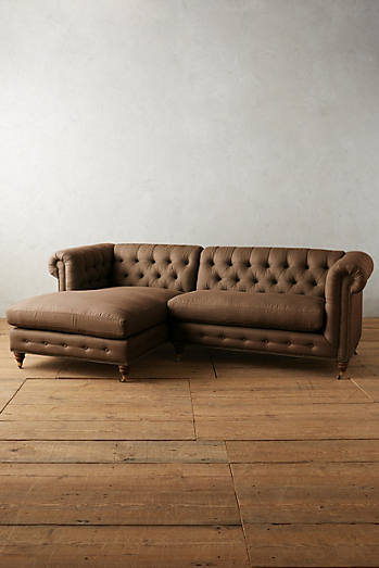 Sillón esquinero estilo Chesterfield en pana marron con capitoné, brazos curvos y patas altas. Clásico inglés con personalidad.