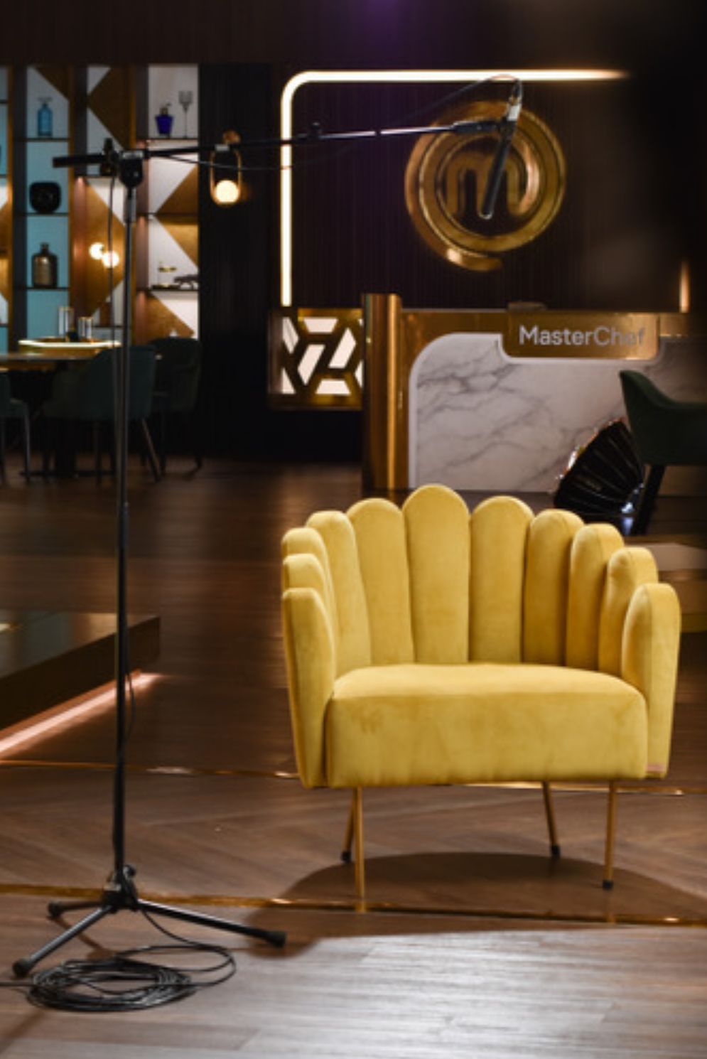 Sillón de un cuerpo modelo Angie en color amarillo mostaza, diseño moderno sin apoyabrazos, fabricado a medida por Tienda de Banquitos para el reality Masterchef Argentina