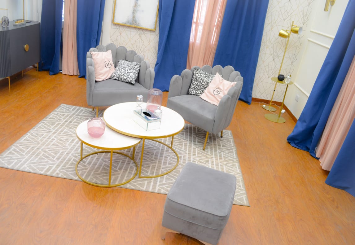 Sillón de un cuerpo modelo Angie en color gris claro, diseño moderno sin apoyabrazos, fabricado a medida por Tienda de Banquitos para el reality Hotel de los Famosos