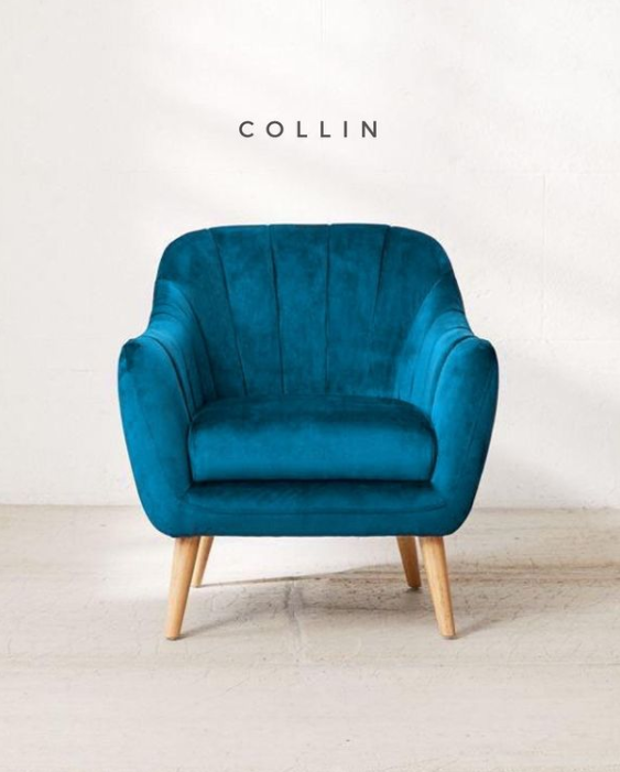 Sillón de un cuerpo modelo Collin en color aqua, con patas de madera natural, respaldo bajo y diseño minimalista, sobre fondo blanco