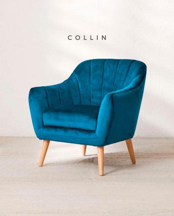 Sillón de un cuerpo modelo Collin en color aqua, con patas de madera natural, respaldo bajo y diseño minimalista, sobre fondo blanco