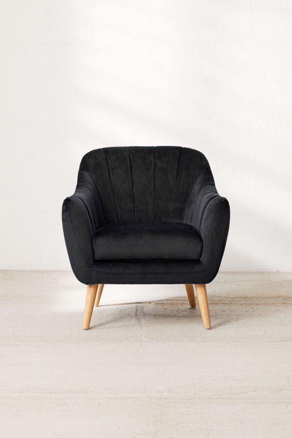 Sillón de un cuerpo modelo Collin en color negro, con patas de madera natural, respaldo bajo y diseño minimalista, sobre fondo blanco