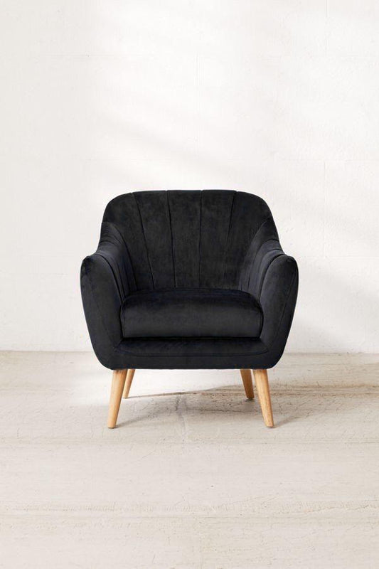 Sillón de un cuerpo modelo Collin en color negro, con patas de madera natural, respaldo bajo y diseño minimalista, sobre fondo blanco