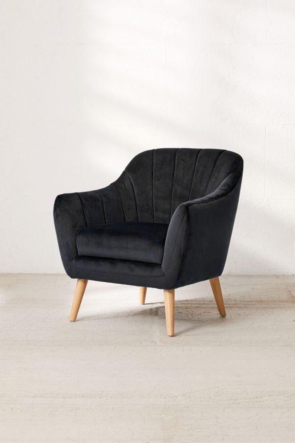 Sillón de un cuerpo modelo Collin en color negro, con patas de madera natural, respaldo bajo y diseño minimalista, sobre fondo blanco