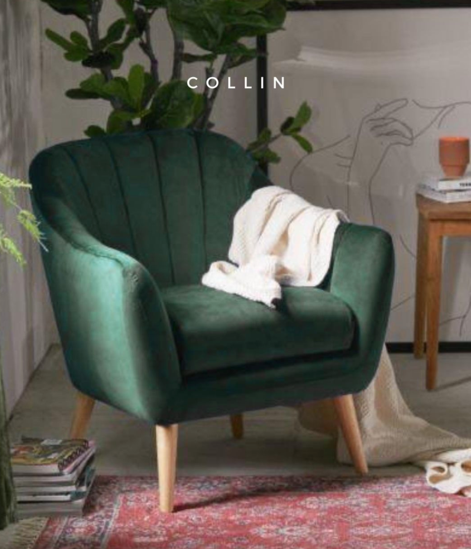 Sillón de un cuerpo modelo Collin en color verde, con patas de madera natural, respaldo bajo y diseño minimalista, sobre fondo blanco