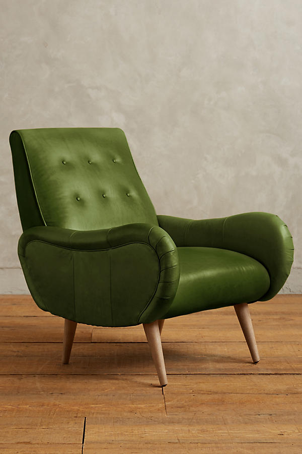 Sillón de un cuerpo estilo vintaSillón de un cuerpo estilo retro tapizado en oliva, con respaldo bajo capitoné, apoyabrazos curvos y patas de madera cónicas.ge con capitoné color verde